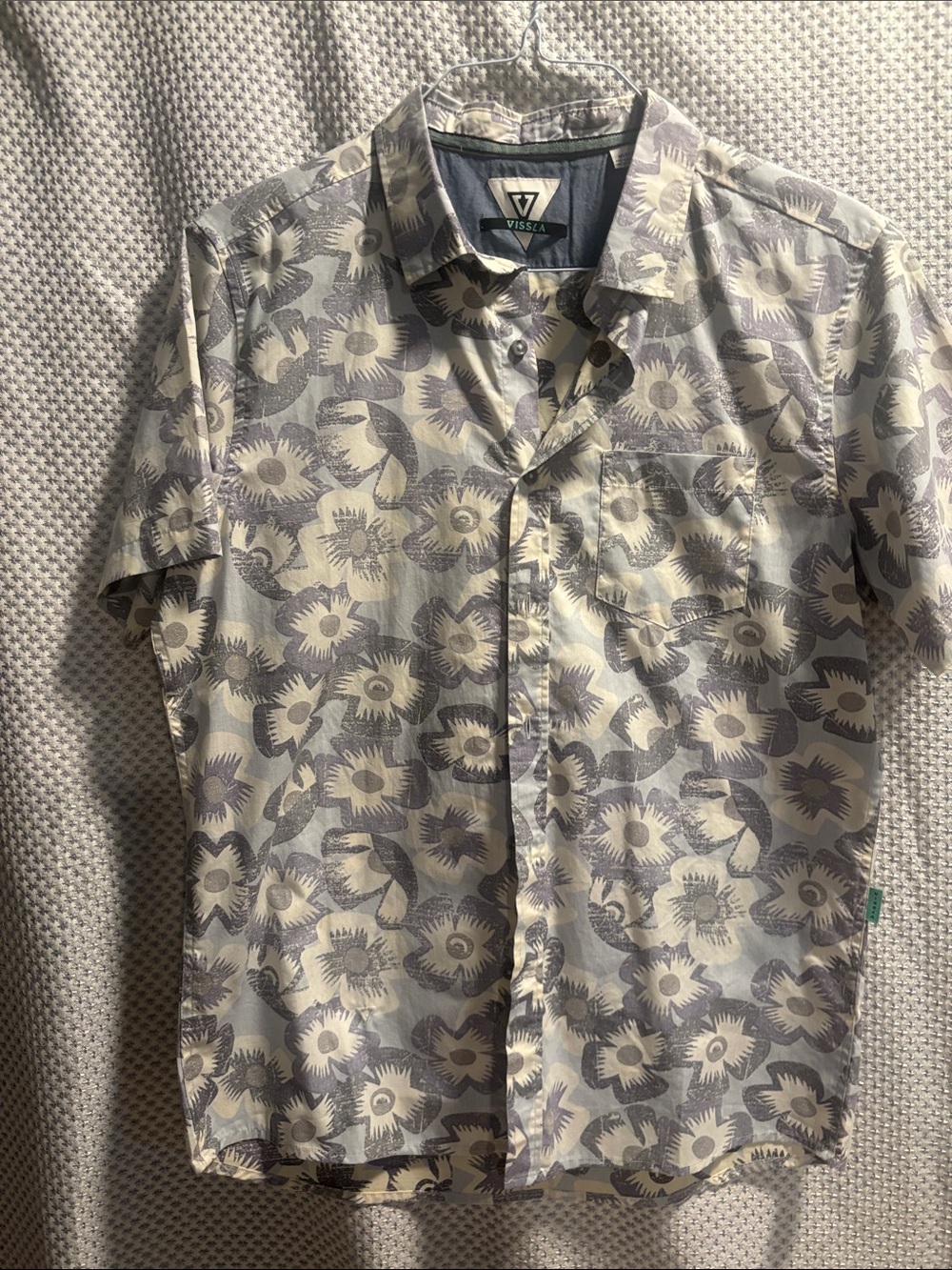 VISSLA Men’s Short Sleeve Floral Button-Up Shirt in Gray and Cream